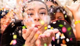 Empregada doméstica trabalha no carnaval