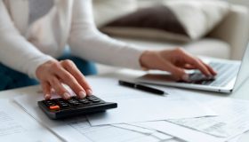 Cálculos-do-13°-da-empregada-doméstica-podem-sofrer-mudanças-este-ano