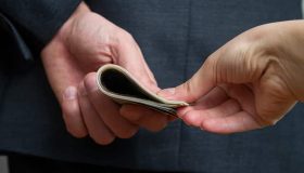 pagar a empregada doméstica por fora